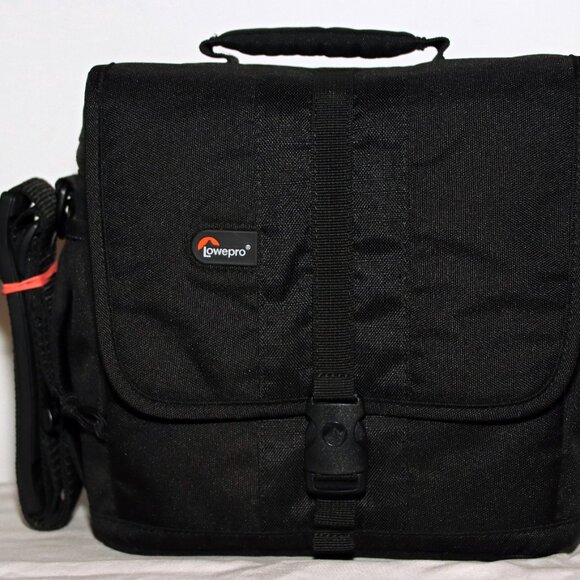 Lowepro DSLR/Mirrorless Bag Kit with 8" Pro lens Pouch NOW $25 WAS $53 - Picture 15 of 16